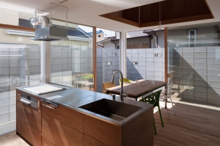 Przenikanie się przestrzeni w projekcie domu Tato Architects: Japonia